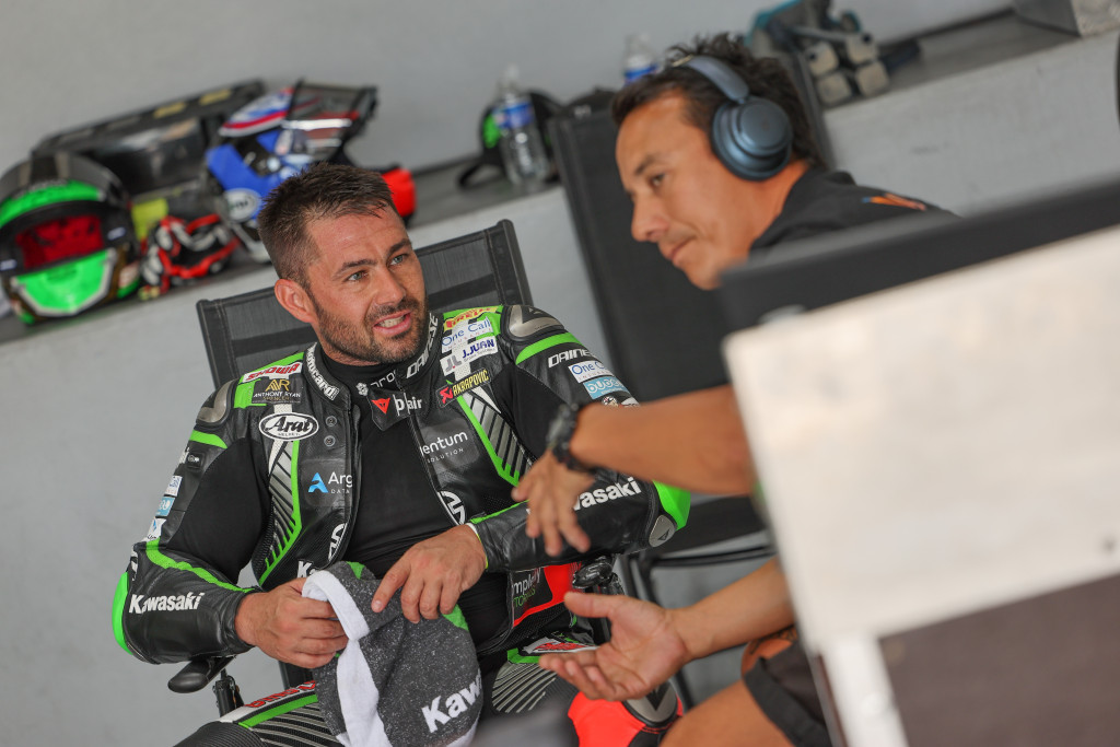 00-Leon-Haslam
